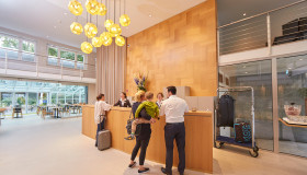 Einchecken in der Rezeption