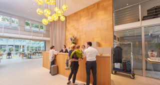 Einchecken in der Rezeption