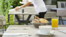 Frühstück im Garten vom Hotel Wettstein