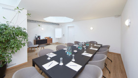 Konferenztisch im Seminarraum