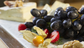 Frisches Obst und Käse zum Frühstück