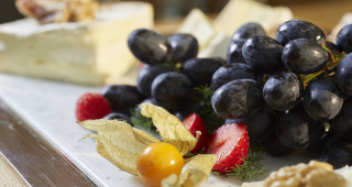 Frisches Obst und Käse zum Frühstück