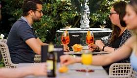 tische stuehle sonnenschirme garten