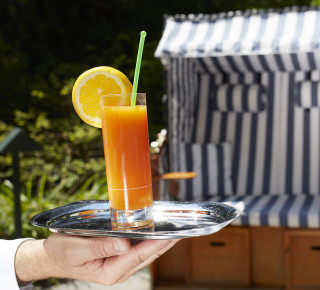 Cocktail serviert im Garten vom Hotel Wettstein