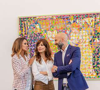 Im Gespraech vor Samuel Buris Werk im Kunstmuseum Basel Talking in front of Samuel Buris work