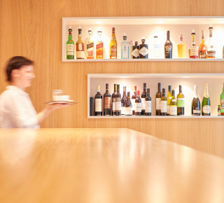 Kellnerin und Wandbar im Hotel Wettstein in Basel