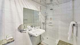 badezimmer mit dusche hotel wettstein