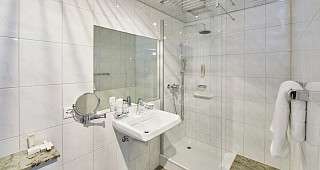 badezimmer mit dusche hotel wettstein