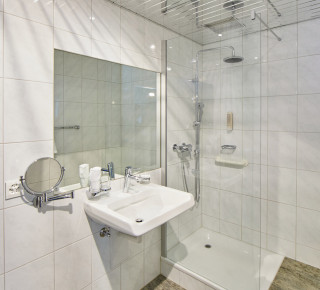 badezimmer mit dusche hotel wettstein