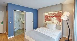 bett im comfort zimmer im hotel wettstein